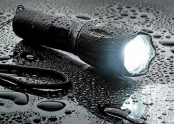 TopLEDverlichting.nl Felle Militaire Zaklamp LED 1800 Lumen - Waterdicht - Zoomfunctie - Scouting – Bos – Camping – Vakantie – Survivallen – Veiligheid foto 5